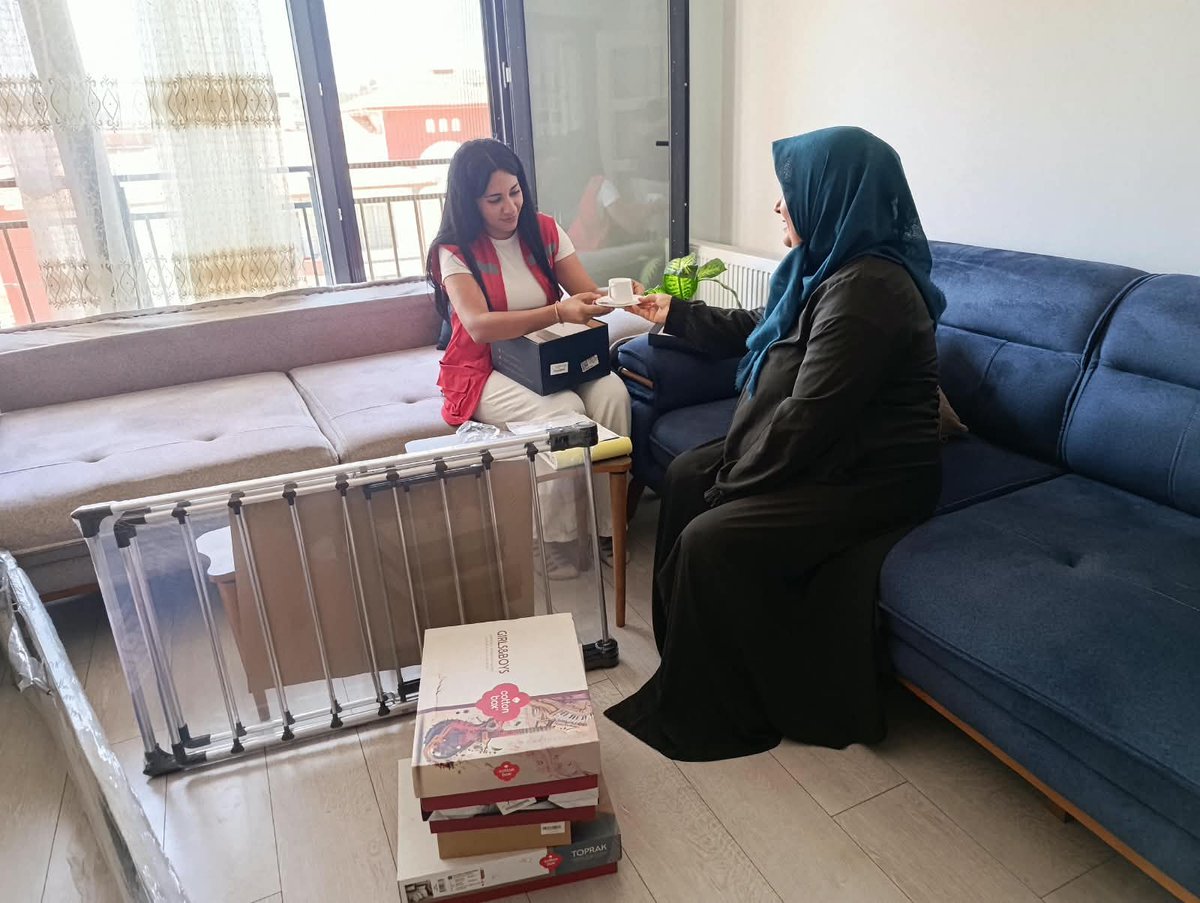 TKHataySubesi's tweet photo. Kızılay Hatay ekiplerimiz,kalıcı konutlarına taşınan hemşehrilerimizi hanelerinde ziyaret ederek ihtiyaçlarını yerinde tespit ederek,gerekli destekleri ulaştırıyor. Yalnızca ihtiyaçları karşılamıyor;her kapıda sıcak bir sohbet ve içten bir tebessümle gönül köprüleri kuruyoruz. https://t.co/iKSwXFPJAZ