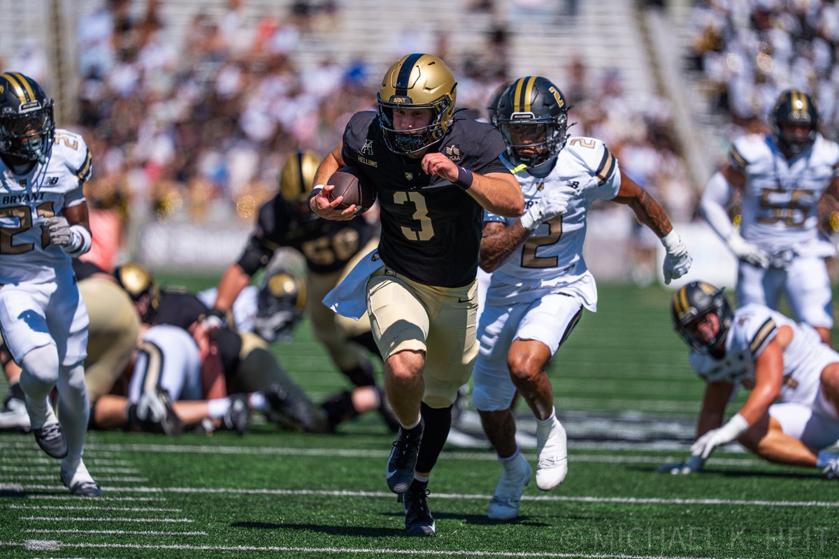 asforfootball's tweet photo. A few *incredible* shots from @MichaelKHeit at yesterday's big win. The full Photobook is up on our Patreon page.

The link is in our bio, or go to 
Patreon-dot-Com/AsForFootball

#GoArmy #BEATusf #ArmyBlackKnights 
#CollegeFootball #CFB #BuiltToRise
#SportsPhotography https://t.co/cLgXge3L0c