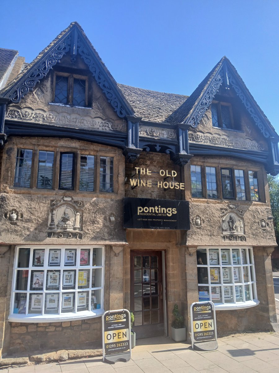 pubsignsbritain's tweet photo. Tonight's sadly lost pub - The Old Wine House, High Street, Banbury. Grade II listed and dating back to around 1648. #Banbury #Pubs #LostPubs https://t.co/ZxSPvOgJuM