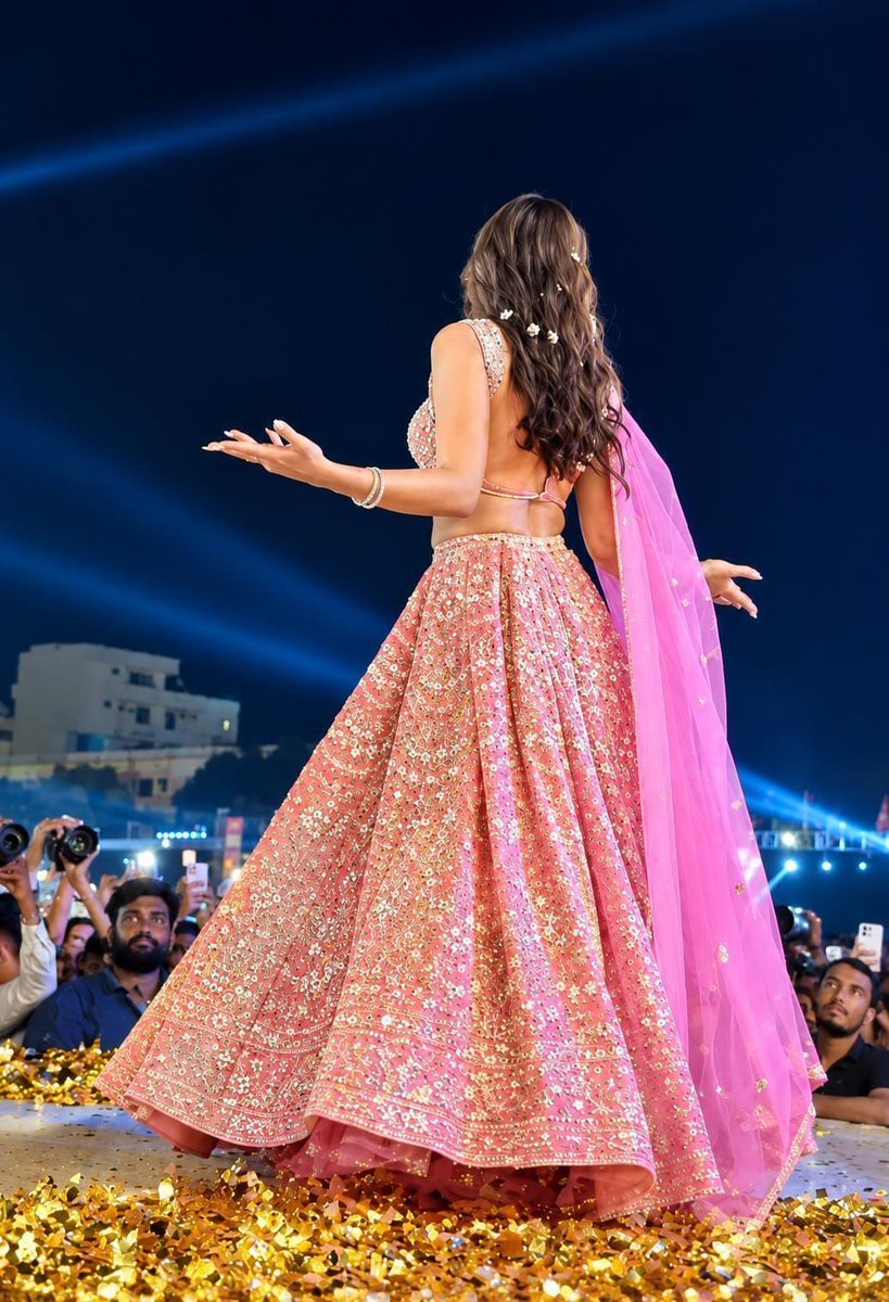 nayfulls's tweet photo. LOOK AT THE LEHENGA?? THE COLOURS?? SHE’S LITERALLY GIVING REAL LIFE INDIAN DISNEY PRINCESS ✨️ https://t.co/i4z1DqXjp4