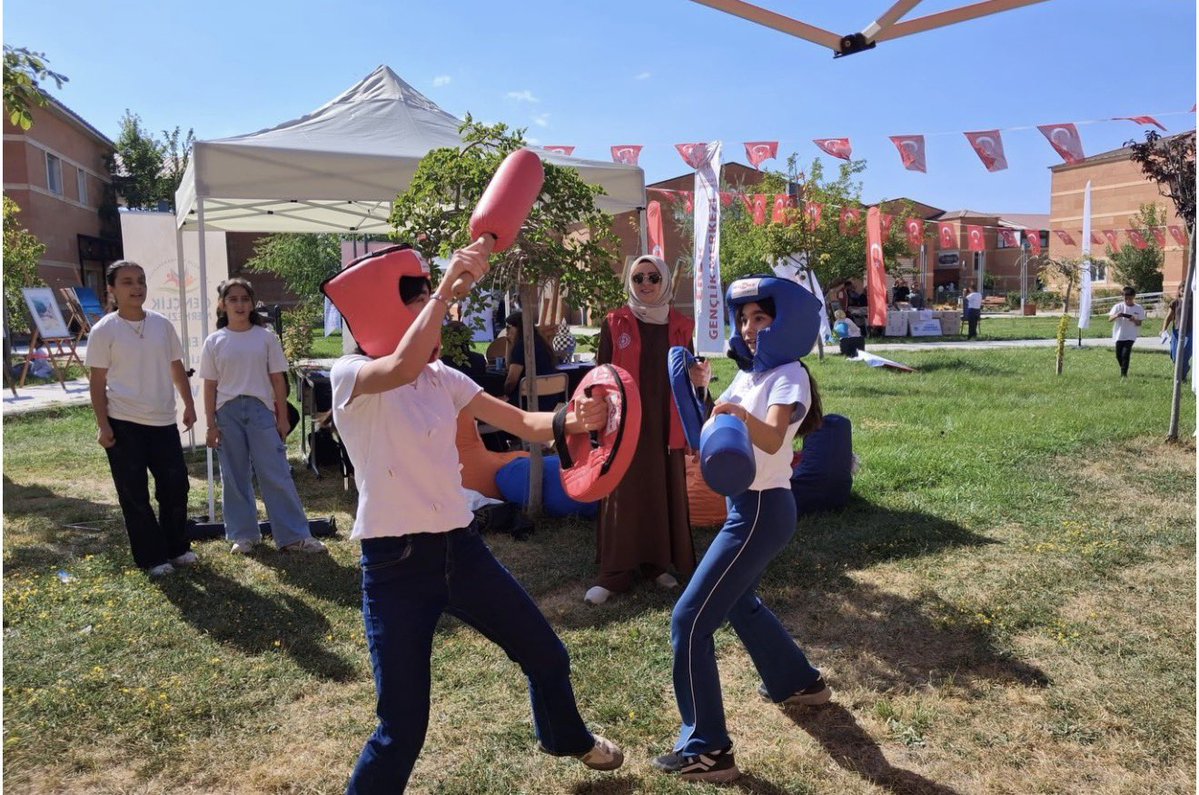 GSB_TusbaGM's tweet photo. Gençlerimizle yazı dolu dolu yaşadık şenlikle taçlandırdık 

Yaz okulları kapsamında dönem sonu şenliğimiz çeşitli etkinlikler ve   gençlerimizin yoğun ilgisiyle kutlandı https://t.co/fZ5oFQJAAP