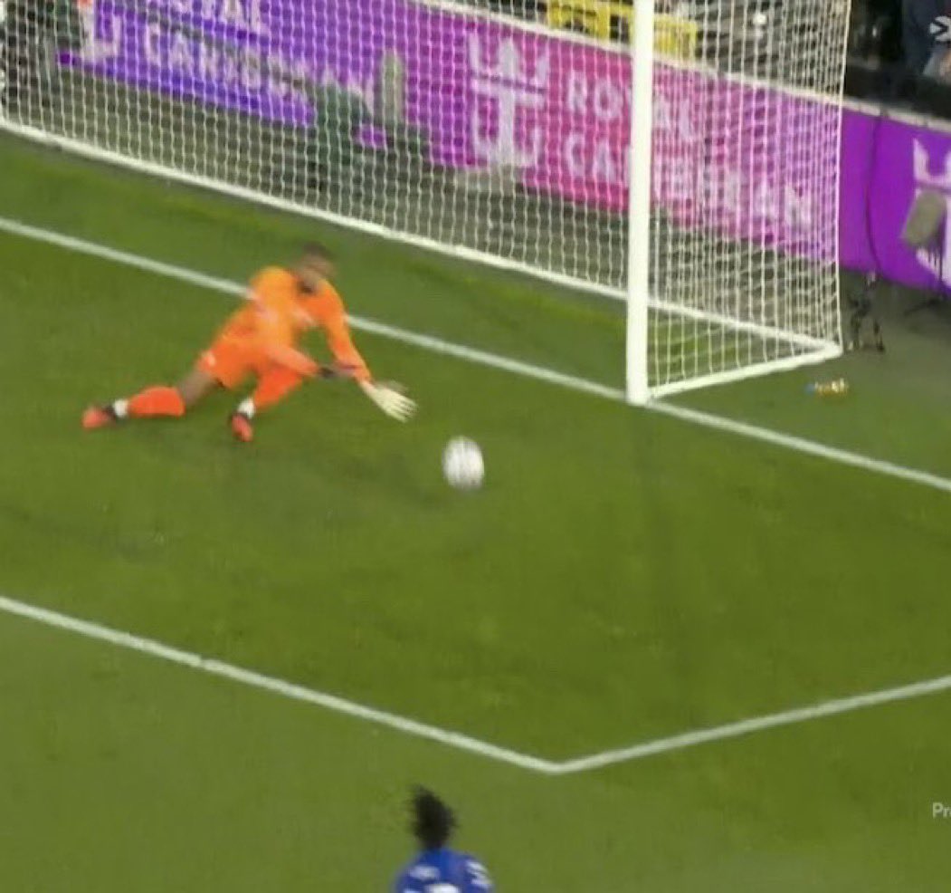 MzterSIA's tweet photo. Sanchez’ was more of an error while Martinez’ was a case of an unexpected shot. Who would expect Havertz to shoot from that angle? Havertz😒 https://t.co/FXbBfWgTfu