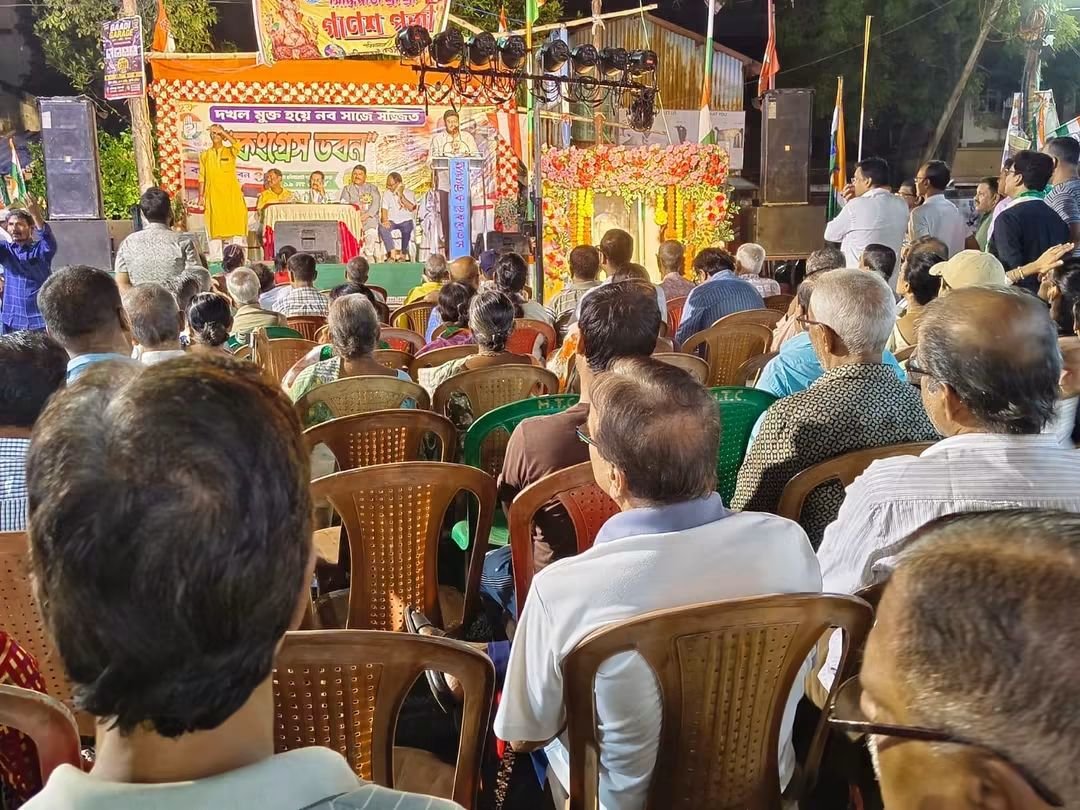 INCWestBengal's tweet photo. উত্তর দমদমে ভারতীয় জাতীয় কংগ্রেসের কার্যালয়ের  নবযাত্রা!

দীর্ঘ প্রতীক্ষার পর আজ উত্তর দমদমে পুনরুদ্ধারকৃত ভারতীয় জাতীয় কংগ্রেসের কার্যালয়ের নতুন করে পথ চলা শুরু হলো।

এই শুভ উপলক্ষে আয়োজিত অনুষ্ঠানে উপস্থিত ছিলেন পশ্চিমবঙ্গ প্রদেশ কংগ্রেসের সভাপতি শ্রী শুভঙ্কর সরকার মহাশয় ও উত্তর ২৪ পরগণা জেলা কংগ্রেস (শহর) কমিটির সভাপতি শ্রী তাপস মজুমদার। এছাড়াও উপস্থিত ছিলেন প্রদেশ কংগ্রেসের সাধারণ সম্পাদক শ্রী আশুতোষ চট্টোপাধ্যায়,প্রদেশ কংগ্রেসের অন্যতম সহ-সভাপতি শ্রী শক্তি মৈত্র,প্রদেশ কংগ্রেস সোশ্যাল মিডিয়া ও ডিজিটাল কমিউনিকেশন বিভাগের চেয়ারপার্সন শ্রী অশোক ভট্টাচার্য এবং  প্রদেশ কংগ্রেস কমিটির অন্যতম সম্পাদক শ্রী সুজিত দেব মহাশয়।

��নুষ্ঠানটি সঞ্চালনা করেন উত্তর দমদম শহর কংগ্রেসের সভাপতি শ্রী সমীর সেন।

এছাড়াও জেলা ও ব্লক কংগ্রেসের সর্বস্তরের নেতৃত্ব, শাখা সংগঠনের নেতৃত্ব এবং অগণিত কংগ্রেস কর্মী-সমর্থকদের উপস্থিতিতে আজকের অনুষ্ঠান সাফল্যমন্ডিত হয়ে ওঠে।

জয় হিন্দ, বন্দে মাতরম!
জাতীয় কংগ্রেস জিন্দাবাদ!

@INCIndia @kharge  @RahulGandhi @kcvenugopalmp 
@Jairam_Ramesh
@prakashjoshiinc
@SupriyaShrinate
@Pawankhera
@BPSinghINC_ @AmbaPrasadINC
@LuvDattaINC
@subhankar_cong
@asoke_raja