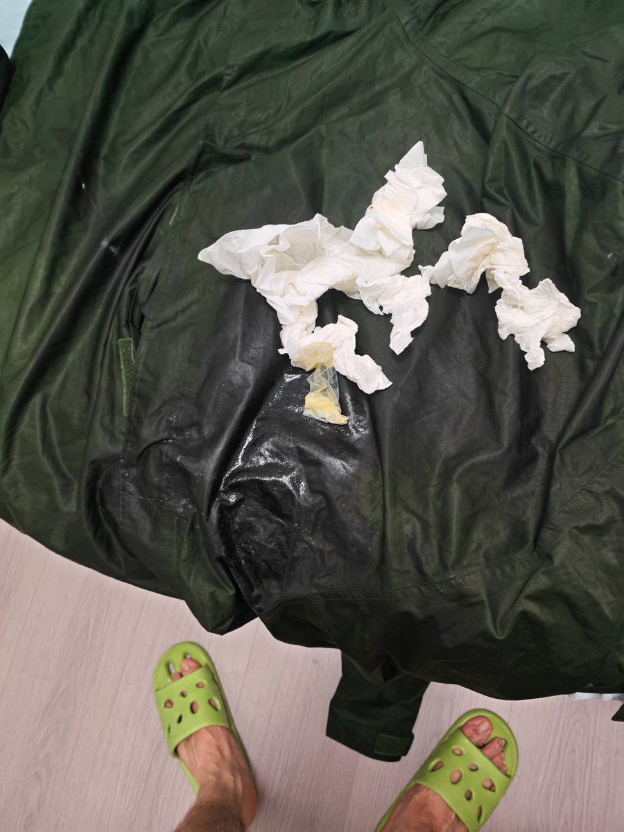 putongniuma42's tweet photo. 家属院里没有可以垫床的，只能拿雨衣委屈一下给班长接被🌿出来的淫水了 https://t.co/QfUxg46O1E