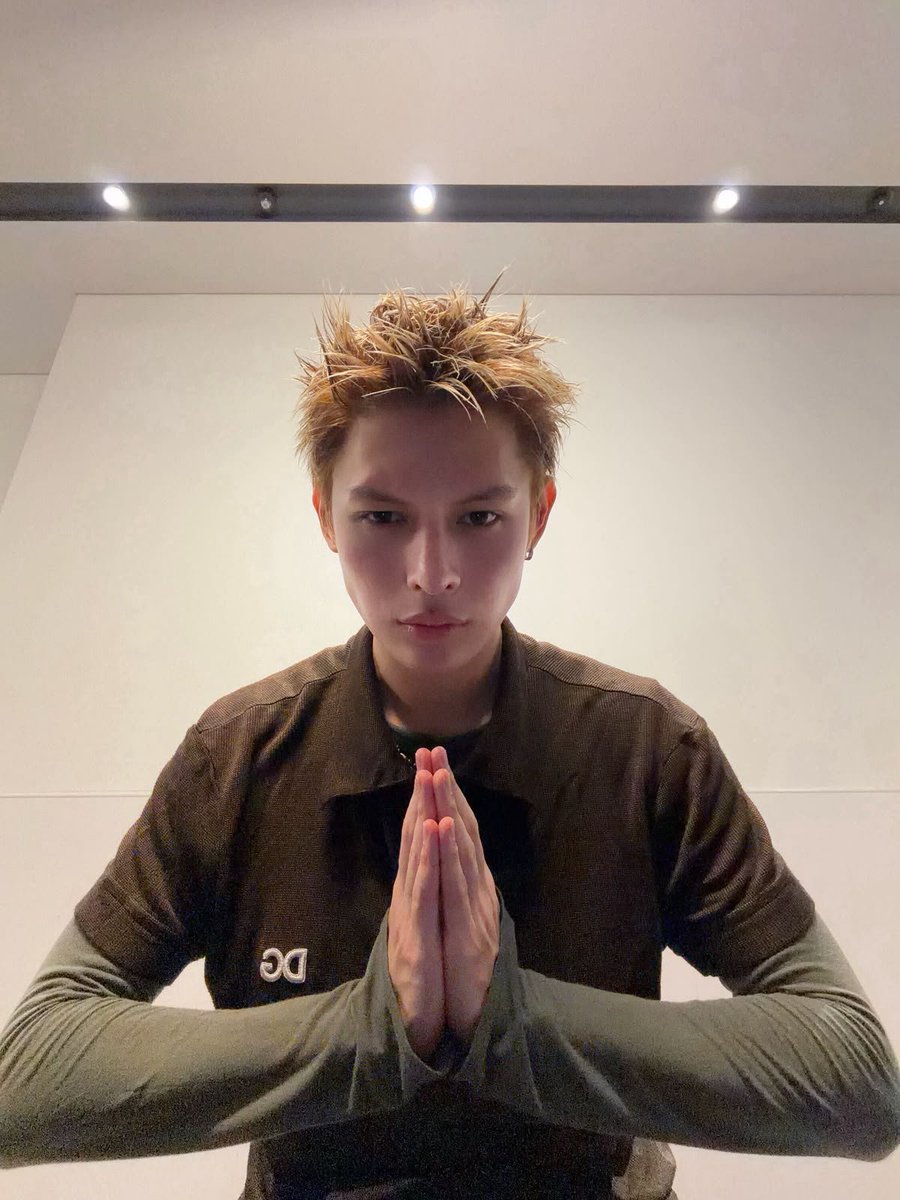 jjamesholiic's tweet photo. WEEIIIIKBWJS LO AMO OKEI ES TAN HERMOSOOO https://t.co/BLAMMap0Hh