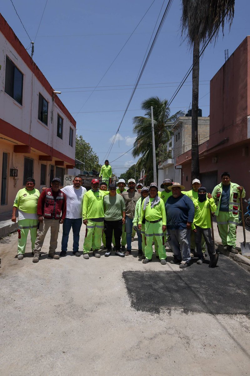 AytoCancun's tweet photo. ¡Seguimos mejorando nuestras vialidades!
Realizamos trabajos de bacheo en la SM 219, para contribuir a una movilidad más segura y mejorar las condiciones de las calles para las y los cancunenses.
📲 Reporta baches a través de #ChatCun al 9987 784 500.
#CancúnNosUne https://t.co/OnKJDlO4Up