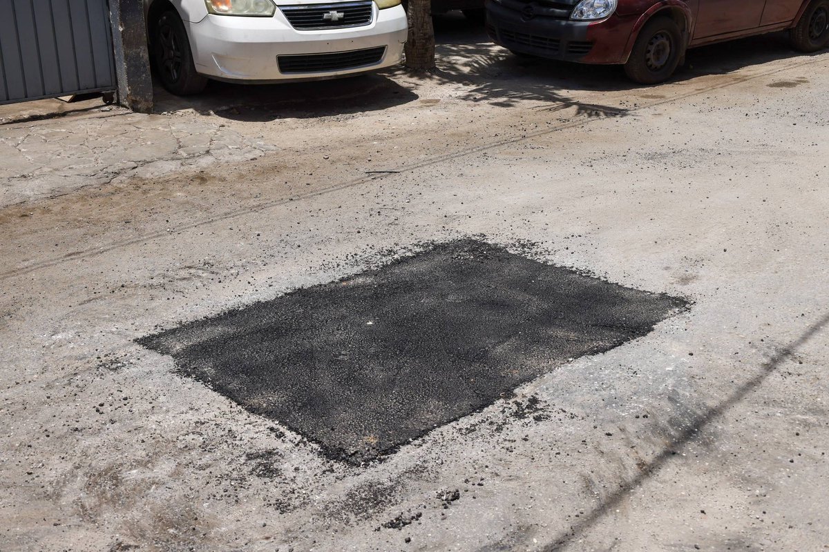 AytoCancun's tweet photo. ¡Seguimos mejorando nuestras vialidades!
Realizamos trabajos de bacheo en la SM 219, para contribuir a una movilidad más segura y mejorar las condiciones de las calles para las y los cancunenses.
📲 Reporta baches a través de #ChatCun al 9987 784 500.
#CancúnNosUne https://t.co/OnKJDlO4Up