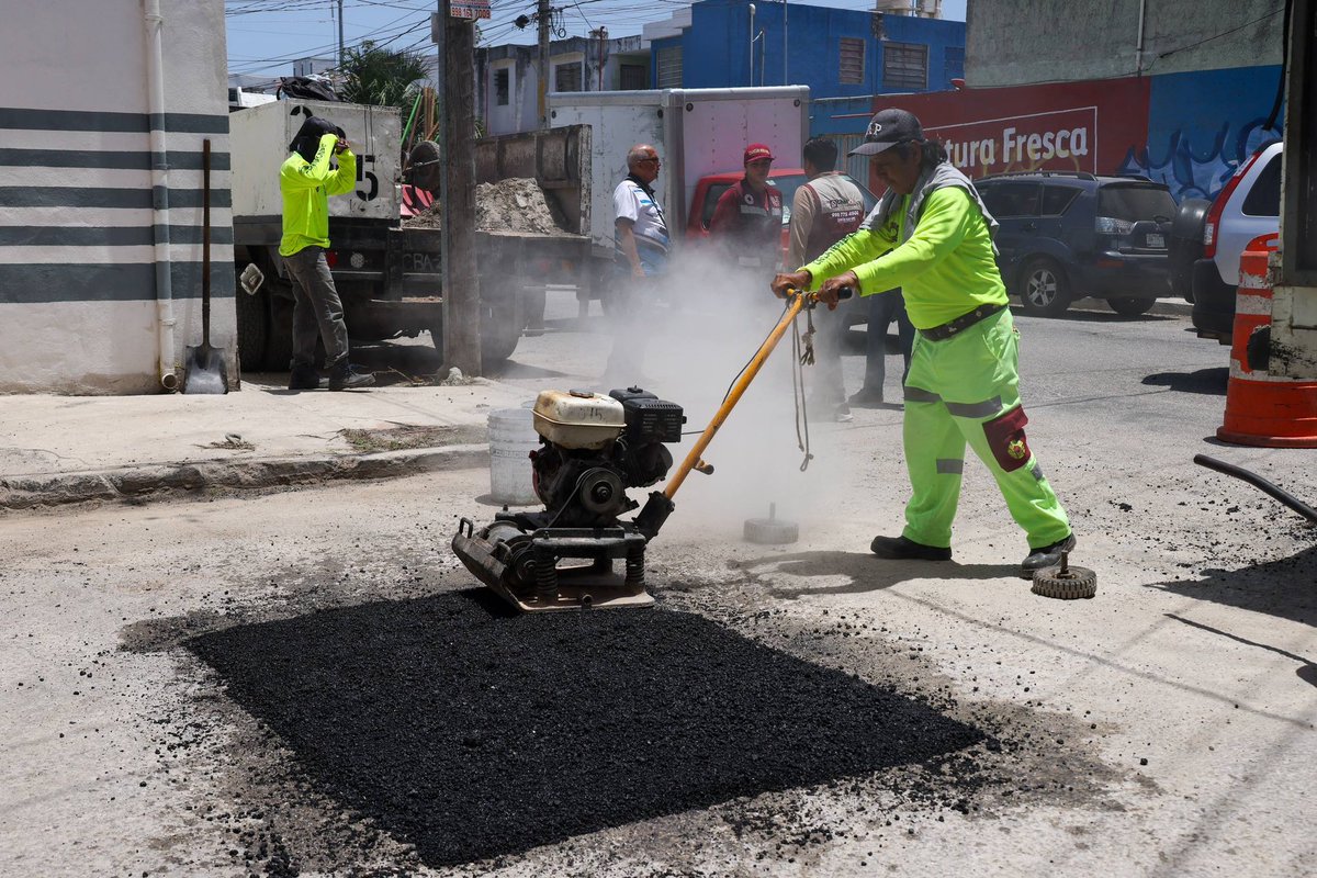 AytoCancun's tweet photo. ¡Seguimos mejorando nuestras vialidades!
Realizamos trabajos de bacheo en la SM 219, para contribuir a una movilidad más segura y mejorar las condiciones de las calles para las y los cancunenses.
📲 Reporta baches a través de #ChatCun al 9987 784 500.
#CancúnNosUne https://t.co/OnKJDlO4Up