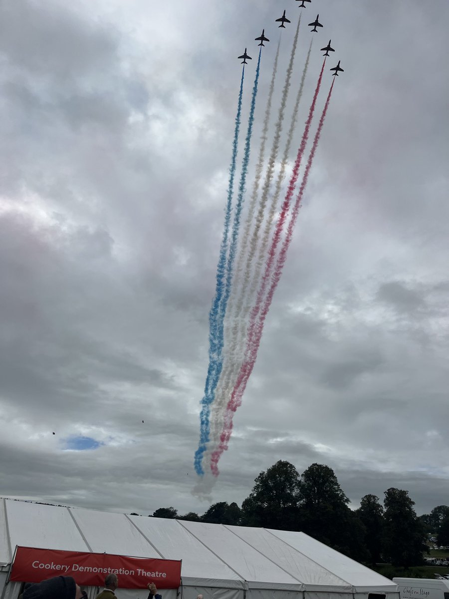 Anna_Soubry's tweet photo. Fantastic #RedArrows #Chatsworth #CountryFair #Derbyshire #EastMids
#DayOff ! https://t.co/0Cg2yl42FV