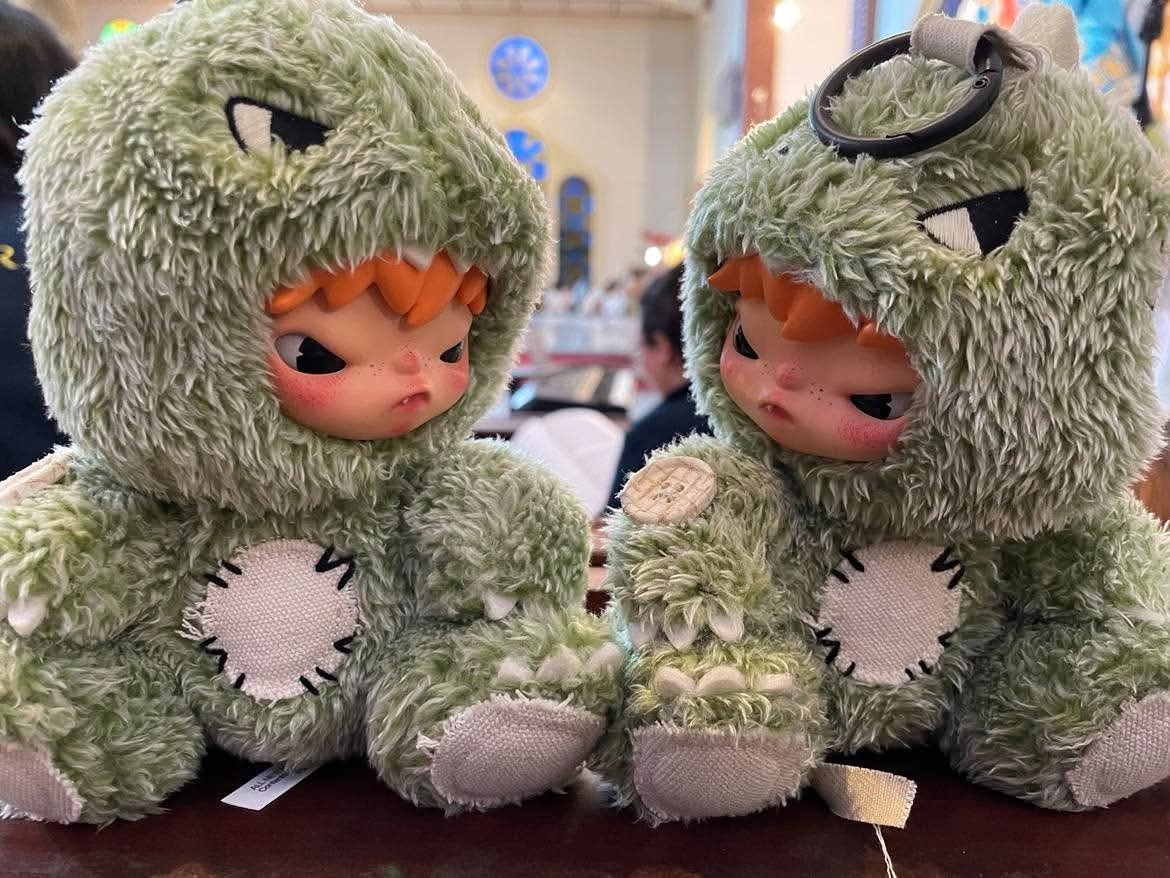 dakilaaaa's tweet photo. Also, a choirmate who also collects hirono bought one. At nalaman namin na nati-twist yung ulo, ang cute sobraaaaa (tried it sa Hare, at naiikot din yung ulo hehe) napaka cute huhu 🥹💙 https://t.co/8bUI6ZyWvh