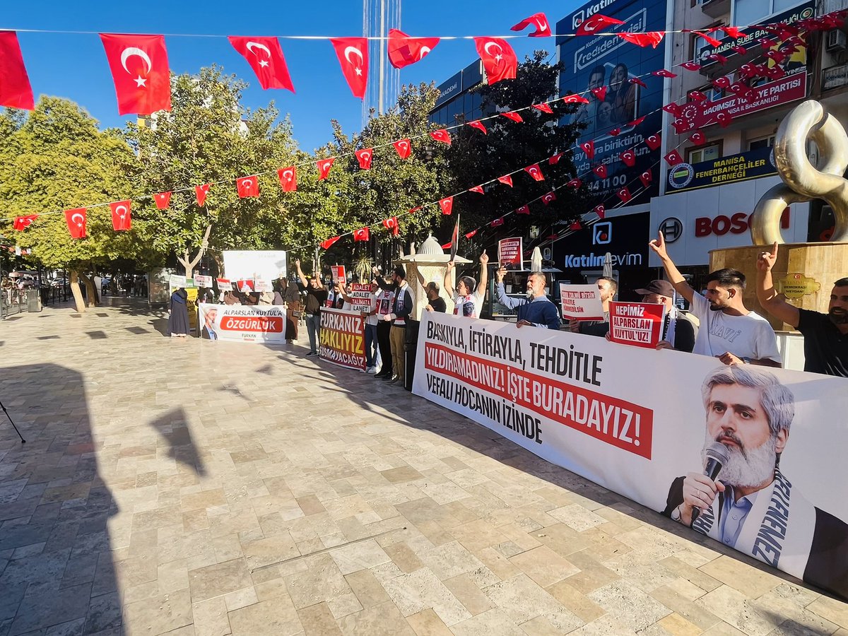 Manisafh's tweet photo. ZULÜMLER BİTİP ADALET GELENE KADAR SUSMAYACAĞIZ!

Furkan Hareketi Manisa  Olarak, başta Alparslan Kuytul Hocaefendi ve Semra Kuytul Hocahanım olmak üzere tutuklanan 34 kişi için basın açıklaması gerçekleştirdik.

📍Manisa 

Özgürlükiçin Meydandayız
FurkanGönüllerine Ozgürlük https://t.co/Vzm9GJQ0nY