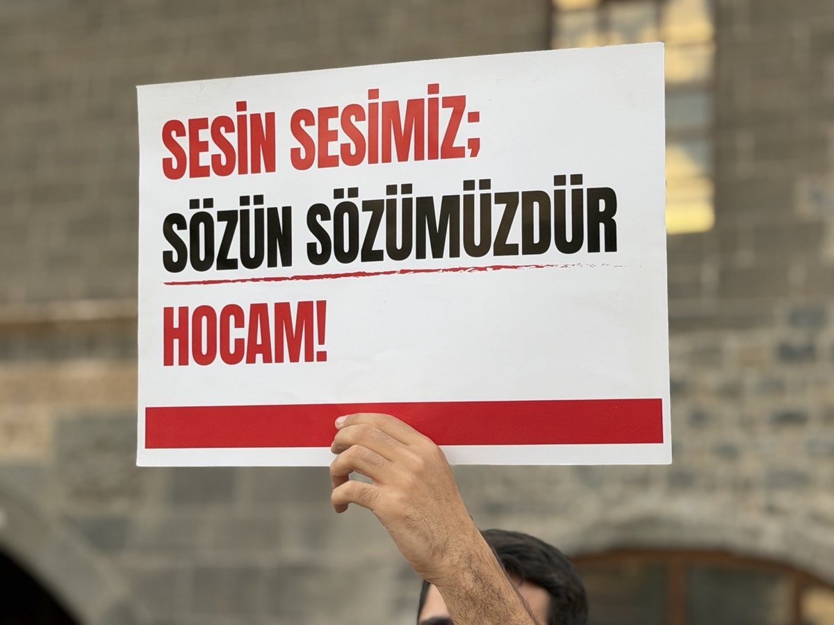 fhoncunesil's tweet photo. Cezaevlerindeki hak ihlallerine, uygulanan tecride ve üzerimize atılan iftiralara geçit vermeyeceğiz. Haksız bir şekilde tutuklanan hocamız ve kardeşlerimiz için, adalet tecelli edene kadar meydanlardayız!

Özgürlükiçin Meydandayız
FurkanGönüllerine Ozgürlük

📍Diyarbakır https://t.co/zHEIO9laCs