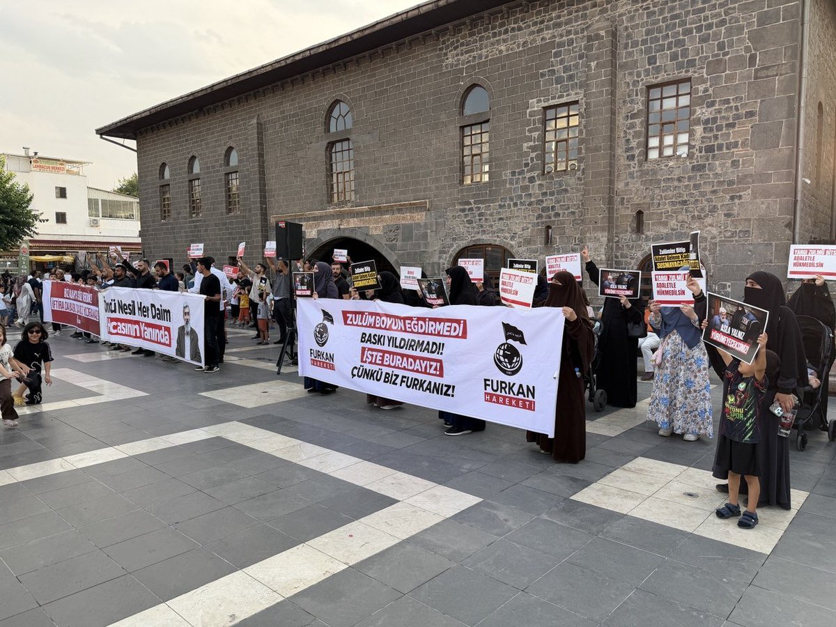 fhoncunesil's tweet photo. Cezaevlerindeki hak ihlallerine, uygulanan tecride ve üzerimize atılan iftiralara geçit vermeyeceğiz. Haksız bir şekilde tutuklanan hocamız ve kardeşlerimiz için, adalet tecelli edene kadar meydanlardayız!

Özgürlükiçin Meydandayız
FurkanGönüllerine Ozgürlük

📍Diyarbakır https://t.co/zHEIO9laCs