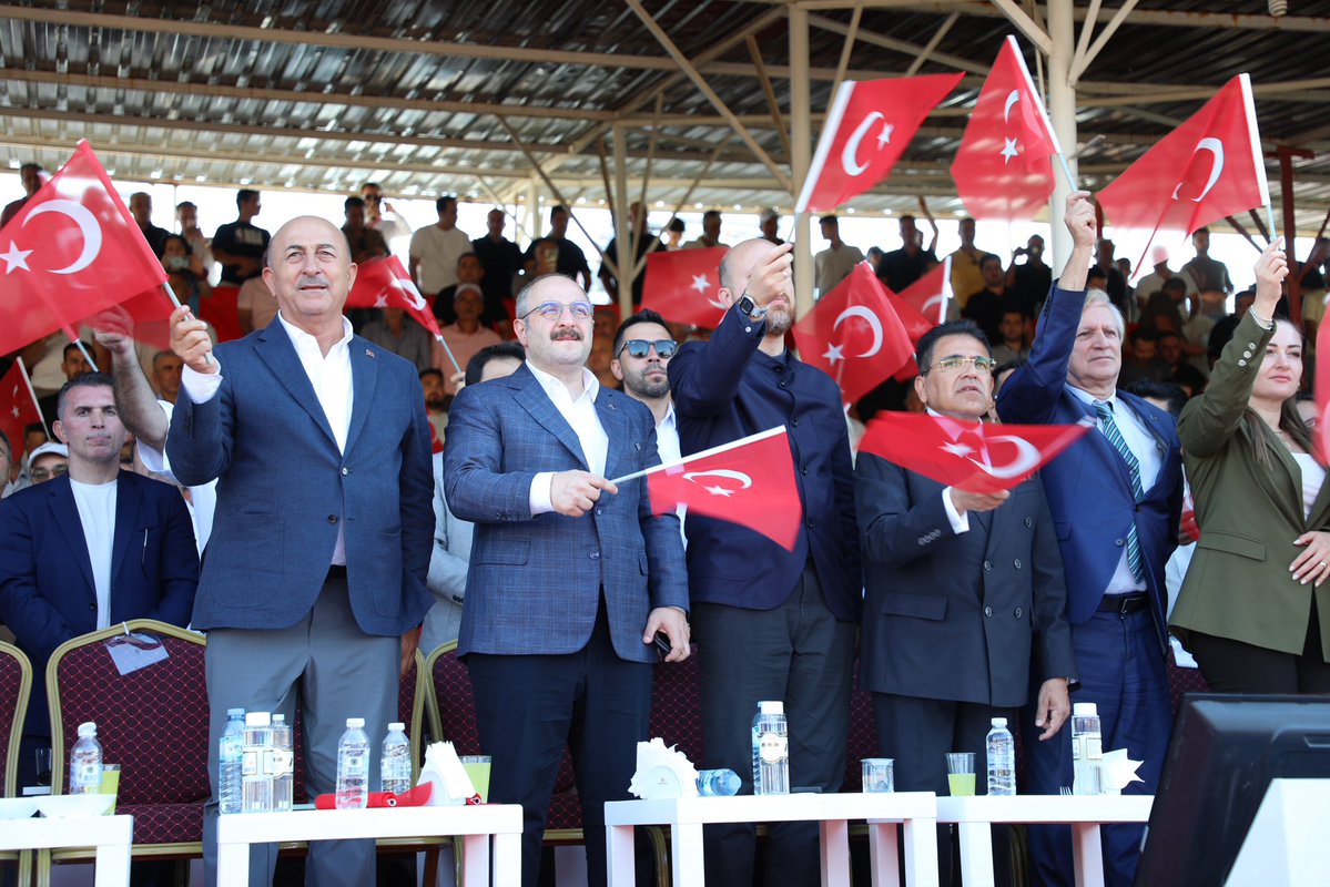 MevlutCavusoglu's tweet photo. Türk’ün İlk Er Meydanı Elmalı’nın başpehlivanı 7. kez Orhan Okulu! 🤼‍♂️🇹🇷

674. Tarihi Elmalı Yağlı Pehlivan Güreşleri finalinde Osman Kan’ı mağlup eden Antalyalı hemşehrimiz Orhan Okulu’yu kutluyorum.

Finalde büyük bir mücadele ortaya koyan Osman Kan’ı ve er meydanında ter döken tüm pehlivanlarımızı tebrik ediyorum.

Ata sporumuzu 674 yıldır yaşatan Elmalı’mıza ve bu kadim geleneğe emek veren herkese teşekkür ediyorum.