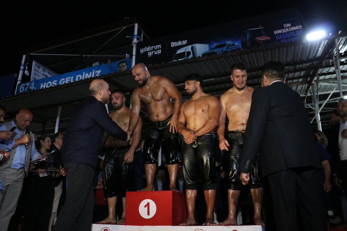 MevlutCavusoglu's tweet photo. Türk’ün İlk Er Meydanı Elmalı’nın başpehlivanı 7. kez Orhan Okulu! 🤼‍♂️🇹🇷

674. Tarihi Elmalı Yağlı Pehlivan Güreşleri finalinde Osman Kan’ı mağlup eden Antalyalı hemşehrimiz Orhan Okulu’yu kutluyorum.

Finalde büyük bir mücadele ortaya koyan Osman Kan’ı ve er meydanında ter döken tüm pehlivanlarımızı tebrik ediyorum.

Ata sporumuzu 674 yıldır yaşatan Elmalı’mıza ve bu kadim geleneğe emek veren herkese teşekkür ediyorum.