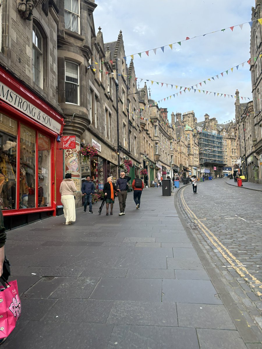 AyeFairEnough's tweet photo. On my own in Edinburgh. For 4 nights. Anyone fancy a wee swally? https://t.co/lHnZTFiw7f