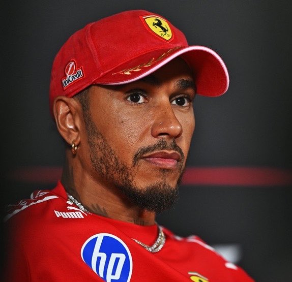 blog_formula1's tweet photo. ⭐️ HAMILTON: “NA MERCEDES TÍNHAMOS REGRAS DE DISPUTA. NA FERRARI NÃO HÁ REGRAS” ⭐️

Lewis Hamilton falou sobre a falta de regras internas de conduta na Ferrari nas disputas de posição com Leclerc: 

“Quando eu estava na Mercedes, tínhamos regras de conduta para disputas escritas. Nunca tivemos problemas sérios demais. Houve um momento (de conflito) talvez comigo e o Nico algumas vezes, mas na maioria das vezes foi bom. Aqui na Ferrari não há regras, e acho que isso é algo que precisamos tentar corrigir”