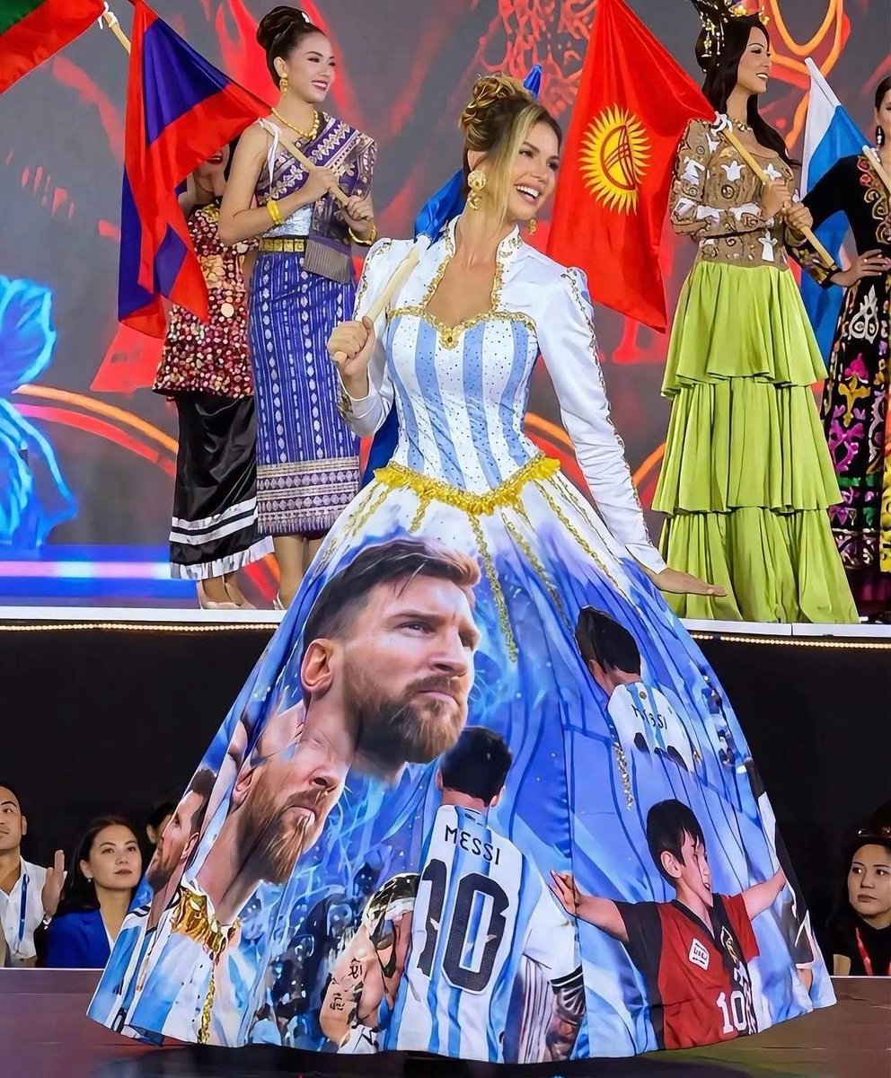 MessiFCWorld's tweet photo. 🚨𝐁𝐑𝐄𝐀𝐊𝐈𝐍𝐆: 🇦🇷Argentine Alina Luz appeared at the 𝐌𝐢𝐬𝐬 𝐖𝐨𝐫𝐥𝐝 𝐅𝐢𝐧𝐚𝐥 in Vietnam wearing a stunning dress inspired by 𝐋𝐢𝐨𝐧𝐞𝐥 𝐌𝐞𝐬𝐬𝐢’𝐬 legendary career.💙🐐

The dress beautifully featured iconic moments from 𝐌𝐞𝐬𝐬𝐢’𝐬 entire career,with Argentina-inspired details.😍

She looked absolutely 𝐁𝐄𝐀𝐔𝐓𝐈𝐅𝐔𝐋 and so cute!🥹👏