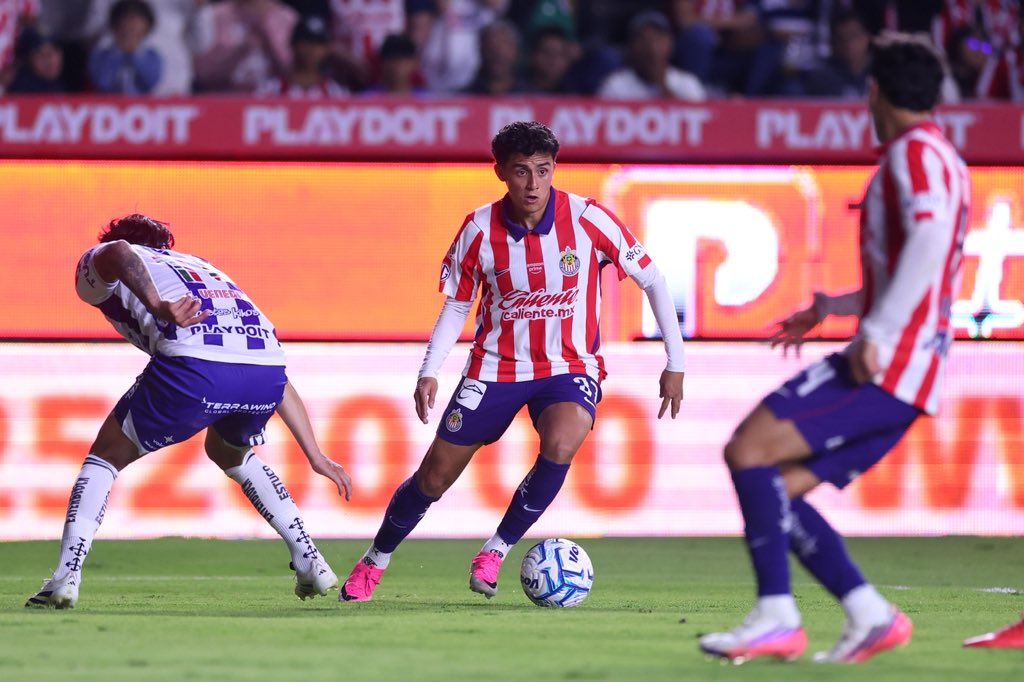 Chivas's tweet photo. ¡Unas 📸 del Cumpleañero! 😍 https://t.co/xUDu4pAV7j