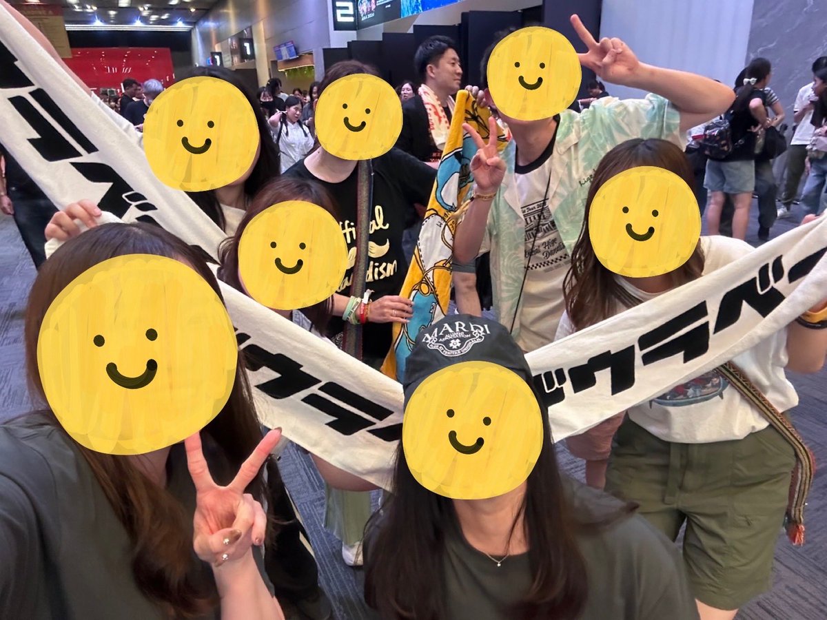 iba7373's tweet photo. ロヂ民でバンコク参戦しました！❤️

海外でのスタンディング緊張したけど
ならちゃんの目の前ポジれて、
ロヂベータオル全力で掲げてきた🖐️

ならちゃん序盤から���づいてくれて
嬉しかったー！！👀ありがとう！！😭

#ロヂベー 
#Official髭男dism https://t.co/x5hXOgESKi