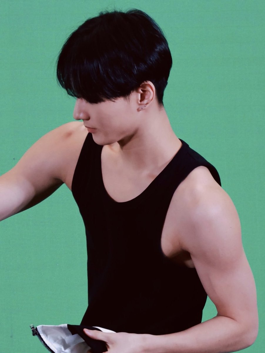 ireeeysha's tweet photo. bicep bicep bicep 🤤 https://t.co/cFz9I0wCKB