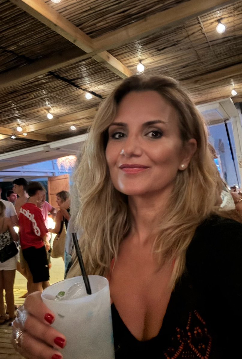 BettySala's tweet photo. Los buenos momentos casi nunca avisan de que lo están siendo.
Una sobremesa interesante, una mirada que se cruza, alguien riéndose a tu lado de lo mismo que tú…
Luego, mucho tiempo después entiendes que justo ahí estaba pasando algo importante: tu vida.
#brindemos #cheers #chaoverano2026 💫