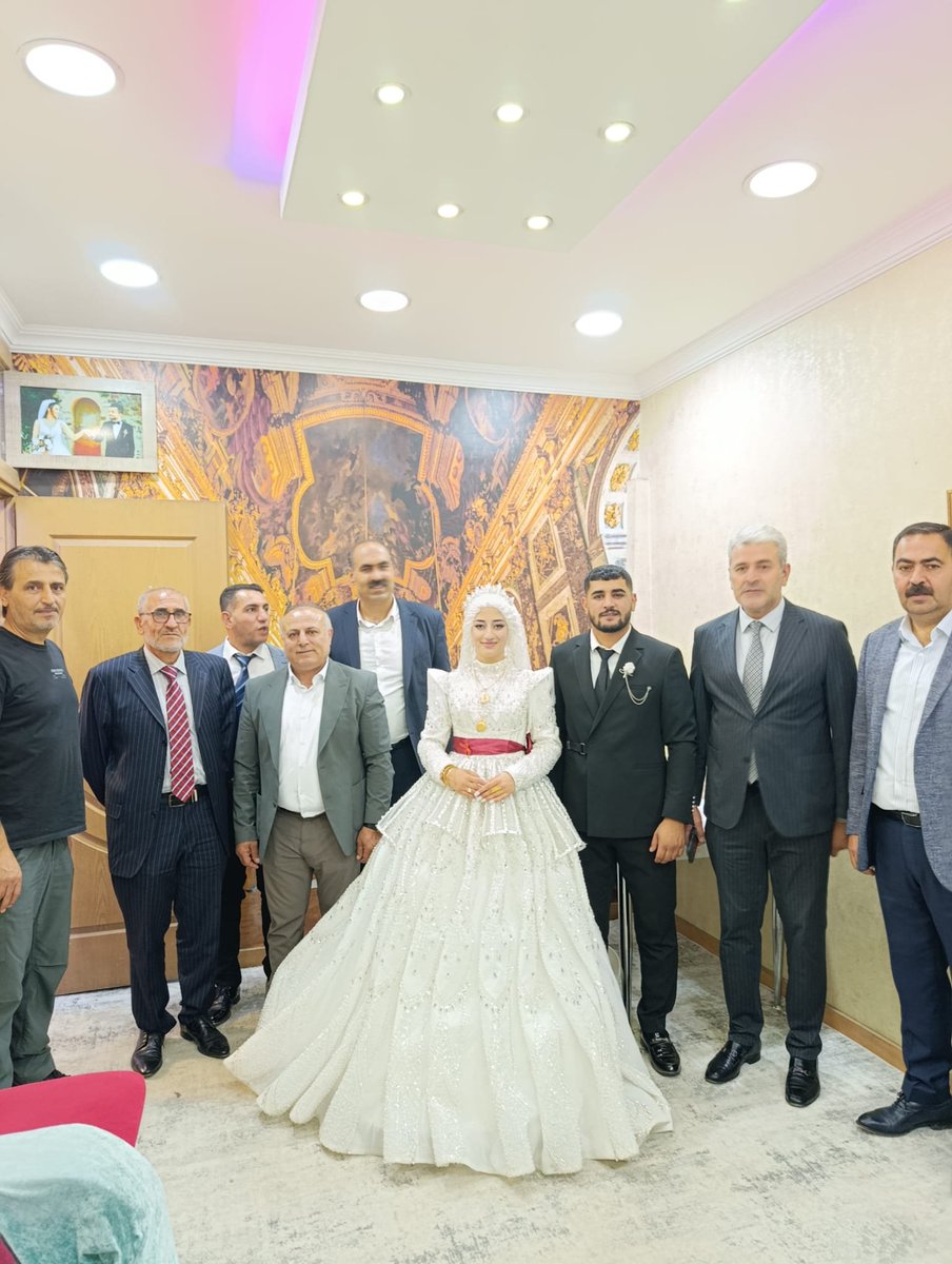 vanaktusba's tweet photo. 📌 Düğün Merasimi

Yönetim Kurulu Üyemiz Murat Yıldırımcakar’ın kardeşinin düğün merasimine katılarak bu özel ve güzel günlerinde ailelerinin mutluluğuna ortak olduk.

Genç çiftimize bir ömür boyu sağlık, huzur ve mutluluk diliyor, Yıldırımcakar ailesini tebrik ediyoruz. Rabbim yuvalarını sevgi, saygı ve bereketle daim eylesin. 

#AKPartiTuşba #BirlikteGüçlüyüz

@ahmetbuyukgumus @mustafaalkayis @Recep_ayd25 @K_Turkmenoglu_V @Burhan_Kayaturk @ArvasAbdulahat   @umitkanan72 @serdaraysan65 

@akparti @AKGMTeskilat @akpartivan