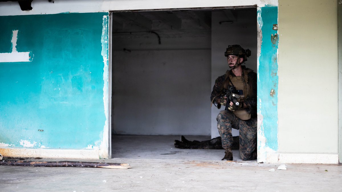 The24MEU's tweet photo. We're Coming Through
@USMC with #v32, #lcf24, conduct a simulated raid.
U.S. military forces are #deployed to @Southcom area responsibility in support of #jtfwhem and @DeptofWar-directed operations. https://t.co/aF1mDgd474