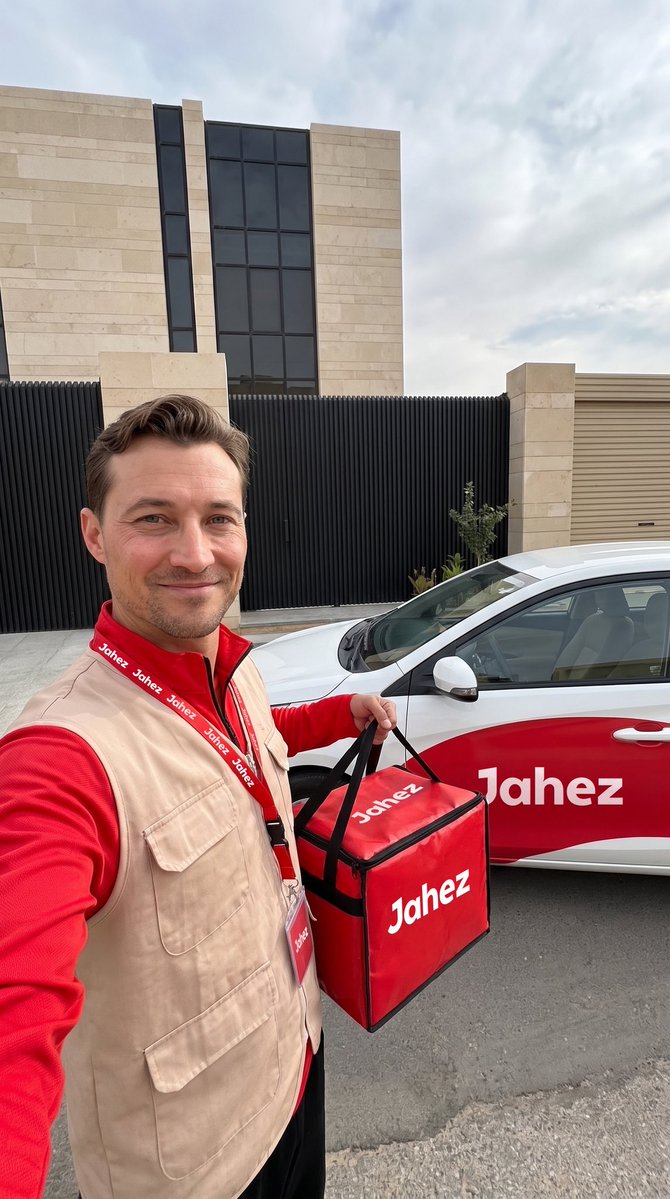 BenHarburg's tweet photo. اذا كنت بالرياض وبتطلب وحده من تيشيرتات النادي فئة اللاعبين «اليوم الأحد او بكره الأثنين» 

بحاول قد ما اقدر اني اوصلها لك بنفسي بكره بالتعاون مع اقوى تطبيق توصيل ❤️

https://t.co/2b8OKaraYs https://t.co/Up7bFA4ziz