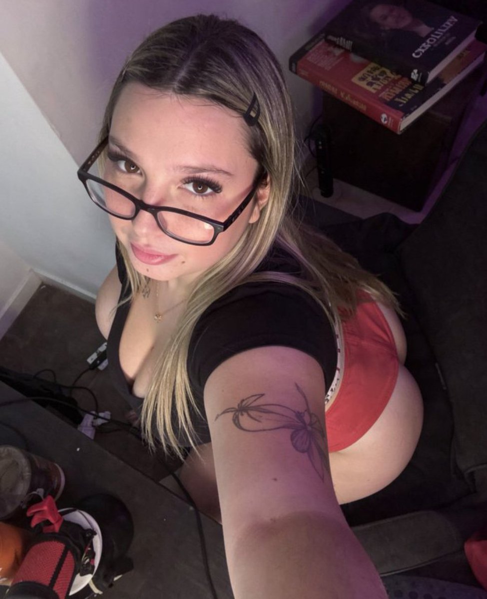 naughty68476's tweet photo. @lisa19axn0c Be honest ,am I really fat? If I'm not too far for you ,inbox me https://t.co/sAott5xKUQ