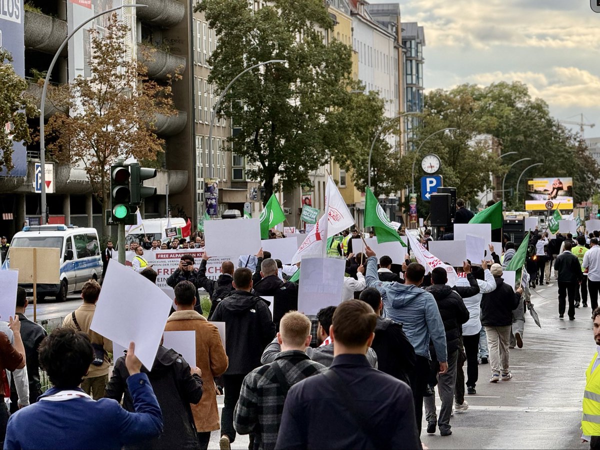 sencer_cetin_'s tweet photo. Adalet için Meydanlardayız! 

Almanya Furkan Hareketi mensupları olarak haksız bir şekilde tutuklanan Alparslan Kuytul Hocaefendi, Semra Kuytul Hocahanım ve çok sayıda Furkan Hareketi mensubu kardeşimiz için Berlin Wedding merkezinde büyük bir yürüyüş ve basın açıklaması gerçekleştirdik. 

Özgürlükiçin Meydandayız
FurkanGönüllerine Ozgürlük

📍 Almanya, Berlin