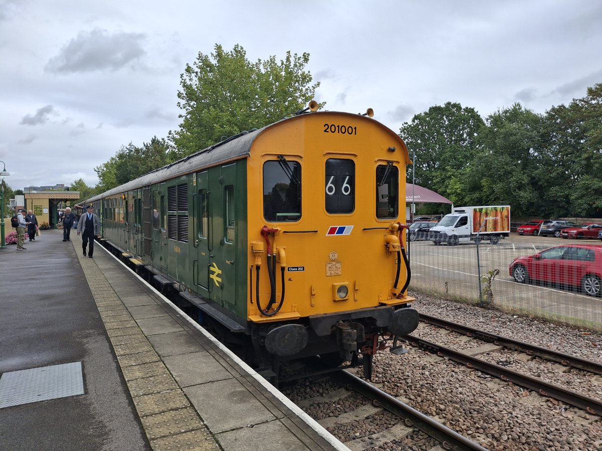 thomas_adderley's tweet photo. 201001/1001, 50026 &amp; 03179 At The Bluebell Railway Diesel Gala. https://t.co/rGtyq6jQyM