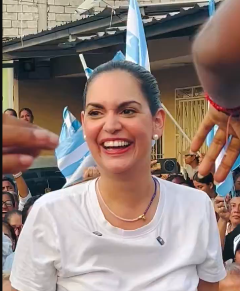 JhinsonMoreira's tweet photo. Nunca vi tan feliz a una mujer a cuyo esposo acaban de sentenciar a casi 10 años de cárcel https://t.co/z2zOxApf0f