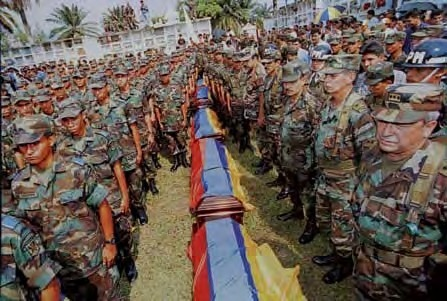 Jorge25529699's tweet photo. 🖋️ Señora @MarnIris @DefensoriaCol , jamás había escuchado un "DEFENSOR DEL PUEBLO" romantizando la muerte de asesinos, violadores y terroristas y llevando al punto de poner en tela de juicio las actuaciones en legitima constitución del gobierno, LE RECUERDO señora defensora que el señor presidente @ABDELAESPRIELLA es el máximo Comandante de @FuerzasMilCol y @PoliciaColombia Y ESTA FACULTADO PARA PASAR REVISTA DE OPERACIONES MILITARES Y RESULTADOS... No vuelvan show mediatico el correcto actuar de las intituciones y sus funciones.
La invito señora defensora del pueblo a crear mecanismos para mitigar el reclutamiento forzado función la cual le corresponde gestionar con otras instituciones antes de lanzar opiniones subjetivas que se desligan de la coherencia y la coyuntura actual que enfrenta el gobierno para ofrecerle paz al pueblo colombiano; de igual manera, aprovecho para dejarle estas imágenes y devolverse unos años atrás de la historia de los campos de concentración de secuestrados , de cómo abrían a machete los soldados y policías sin ninguna humanidad ni DEFENSOR DEL PUEBLO QUE HASTA EL MOMENTO SE IMDIGNE CON LA HISTORIA DE LOS QUE PERECIERON Y MURIERON MARTIRIZADOS.🚩