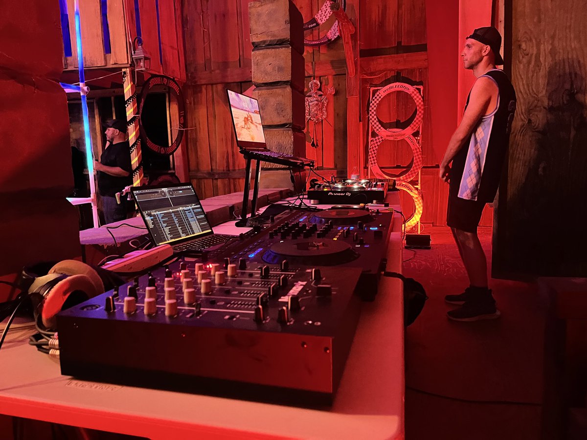 TheLogicalLabs's tweet photo. Jamming at Castle Crash 5 with Spanish and Matty Bluntz! Love hanging with my dromies dropping beats and crashing drones! If your drone event isn’t going this hard, you aren’t doing it right! https://t.co/qavEfavOBQ