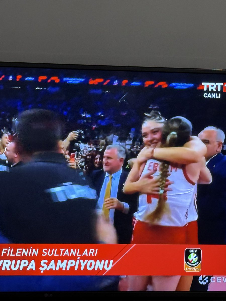 HsynYsr08's tweet photo. Bizim kızlar fena…..
Futbol ile yatan kalkan ülkeye Voleybolu sevdirdiler…
Helal olsun ….
Türkiye 🇹🇷 Avrupa şampiyonu
Welcome to istanbul…
Vargas İtalya’ya boğaz turu yaptırıyor

 #FileninSultanları https://t.co/dJ8bIWzohy