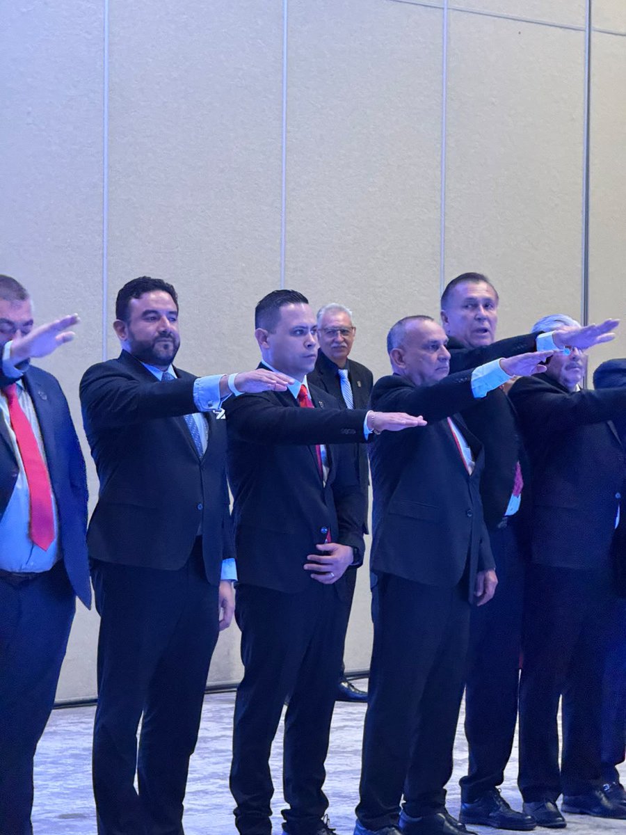 AlejandroCasvi's tweet photo. Ayer asumí como Vicepresidente Nacional Región Pacífico de COMEV, representando a Sinaloa, Sonora, Durango y BCS. 🇲🇽
Gracias al Ing. Francisco Álvarez por la confianza. Mi reconocimiento al Ing. Adán Salazar y felicidades a Cindy Tirado.
¡Vamos con todo! #COMEV https://t.co/4GbFkUHXuF