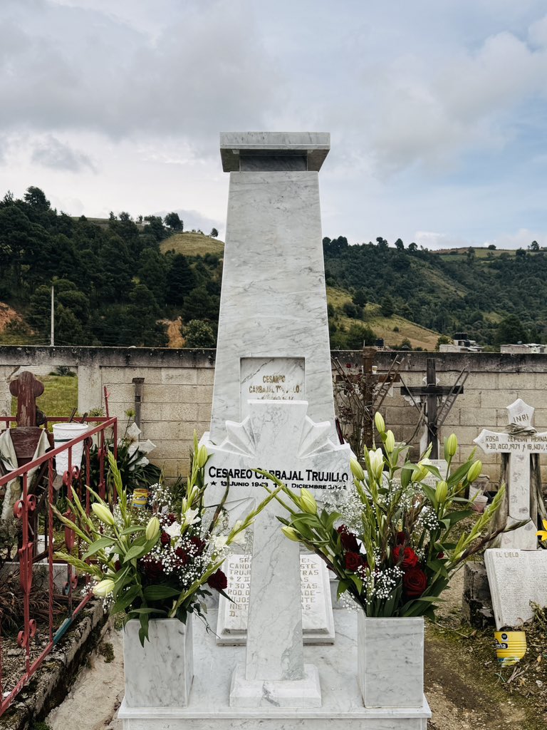 carelety's tweet photo. Hay quienes tenemos que venir a visitar a nuestros padres a una tumba. Y créanme, no hay dolor más grande que extrañar a quienes daríamos todo por volver a abrazar.

Duele saber que ya no están, que su voz, sus abrazos y su presencia quedaron en los recuerdos. Solo nos queda el amor inmenso que nos tuvimos… ese que ni la muerte puede quitar.

Si tienen a sus papás, abrácenlos muy fuerte. Díganles cuánto los aman. No esperen. Porque cuando ya no están, se siente un vacío que nada ni nadie puede llenar.

Mis papás ya no están físicamente, pero vivirán en mi corazón hasta mi último suspiro. 🕊️❤️ #FelizDomingo