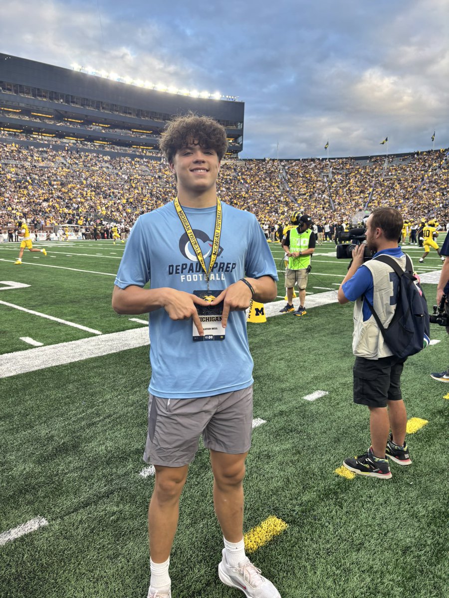 HalstedB3ll's tweet photo. Had an amazing time at the University of Michigan! Thank you @CoachDenham1  for the invite and hospitality. Great experience getting to share it with my fellow CCL athletes!. 💙〽️

@CoachBizz @DePaulPrepFB @EDGYTIM @PrepRedzoneIL @BriceMarich @jaxegan_umich @AllenTrieu https://t.co/scjUgag0mH