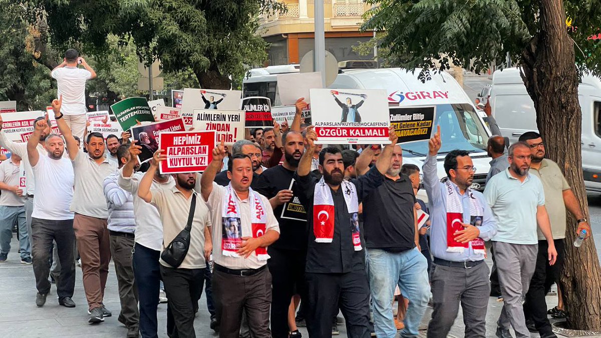FurkanDerGzntp's tweet photo. Zindan duvarları hakikatin önüne set çekemez. Kardeşlerimize yaşatılan hukuksuzlukları kamuoyuna duyurmak, tecridi ve hak ihlallerini teşhir etmek en meşru hakkımızdır. Mücadelemiz devam edecek!

Özgürlükiçin Meydandayız
FurkanGönüllerine Ozgürlük https://t.co/Su9qYUZtQx