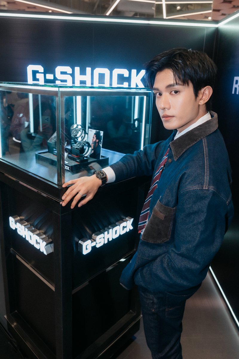 around_ent's tweet photo. “เน็ต สิรภพ” ร่วมงานเปิดตัว G-SHOCK LUXE BLACK COLLECTION ถ่ายทอดสไตล์เรียบเท่ ผ่านดีไซน์เหนือกาลเวลา
TIMELESS TREASURE WITH NET
#netsiraphop #TimeandTreasures #CraftYourOwnTime
#GSHOCKTH #CASIOCMG #GSHOCK #LUXEBLACK
อ่านข่าวเพิ่มเติม
📍https://t.co/M8u4OxkYRg
โดยคอลเลกชันนี้นำเสนอนาฬิกา 4 รุ่น ได้แก่ Metal Bezel ได้แก่ GM-2100LXB-1A มาพร้อมหน้าปัดสีเงิน และ GM-2100LXB-1A9 มาพร้อมหน้าปัดสีทอง ส่วนรุ่น Bio-based resin ประกอบด้วย GA-2100LXB-1A มาพร้อมหน้าปัดสีเงิน และ GA-2100LXB-1A9 มาพร้อมหน้าปัดสีทอง โดดเด่นด้วยดีไซน์เหนือกาลเวลา ที่พร้อมเติมเต็มทุกลุค