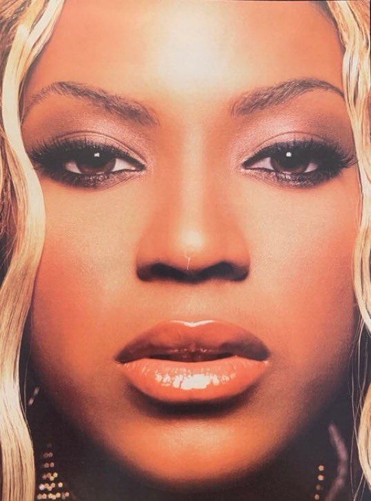 notgwendalupe's tweet photo. Beyoncé's surprise birthday party invitation delivered by Kelly Rowland to the attendees of the VMAs, 25 years ago. https://t.co/1qYfkXweLs