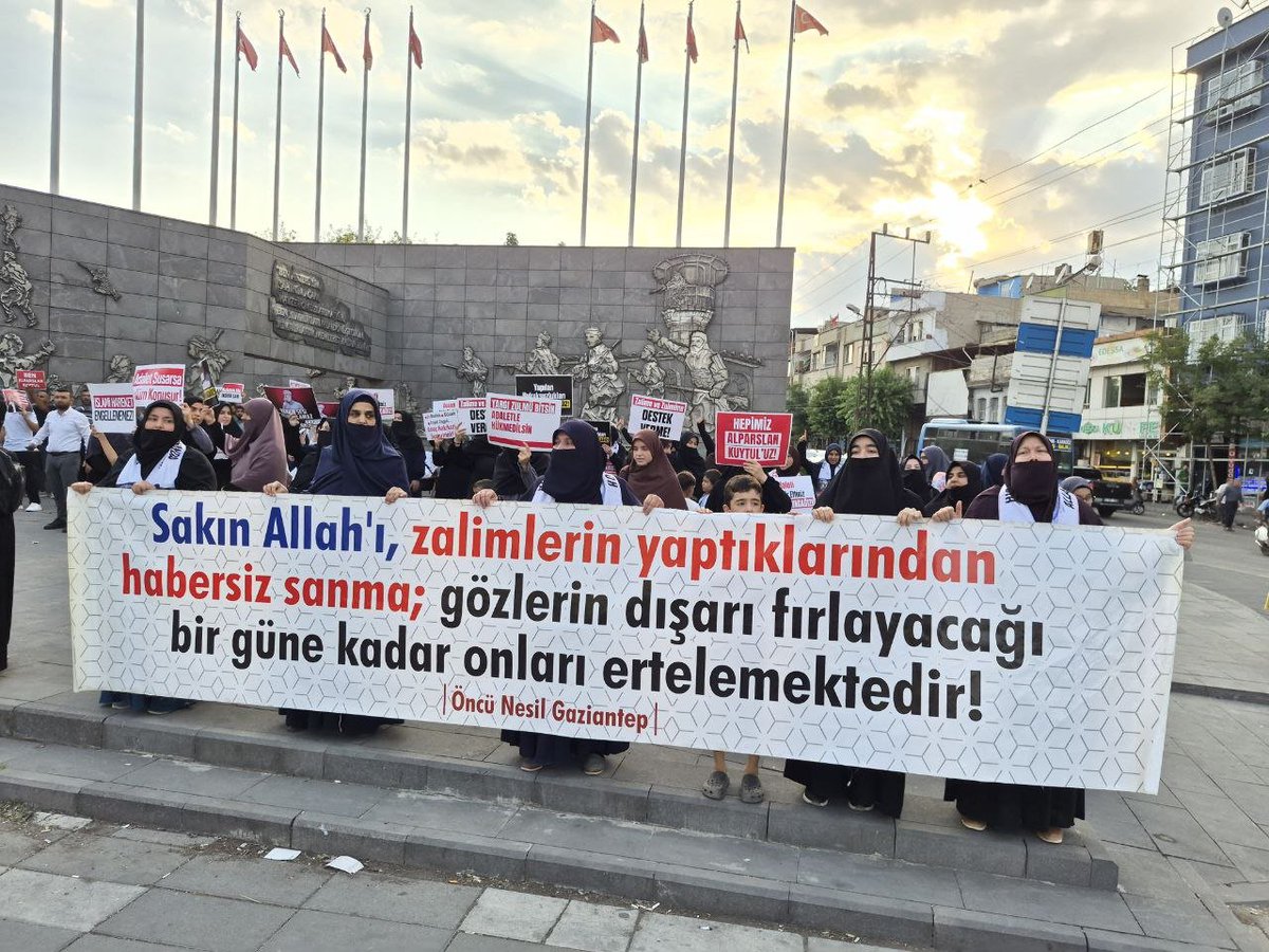 FurkanDerGzntp's tweet photo. Zindan duvarları hakikatin önüne set çekemez. Kardeşlerimize yaşatılan hukuksuzlukları kamuoyuna duyurmak, tecridi ve hak ihlallerini teşhir etmek en meşru hakkımızdır. Mücadelemiz devam edecek!

Özgürlükiçin Meydandayız
FurkanGönüllerine Ozgürlük https://t.co/Su9qYUZtQx