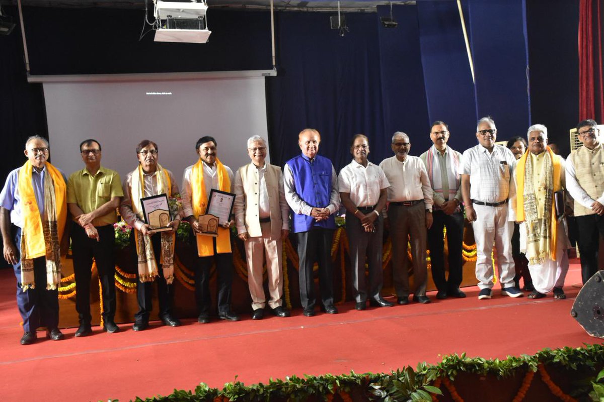 bhupro's tweet photo. #BHU honored its superannuated faculty members on the occasion of #TeachersDay, the birth anniversary of Dr. Sarvepalli Radhakrishnan. Vice-Chancellor Prof. Ajit Kumar Chaturvedi noted the contributions of BHU faculty in the university’s quest to realise Mahamana’s vision. https://t.co/sMExcBZ5VU