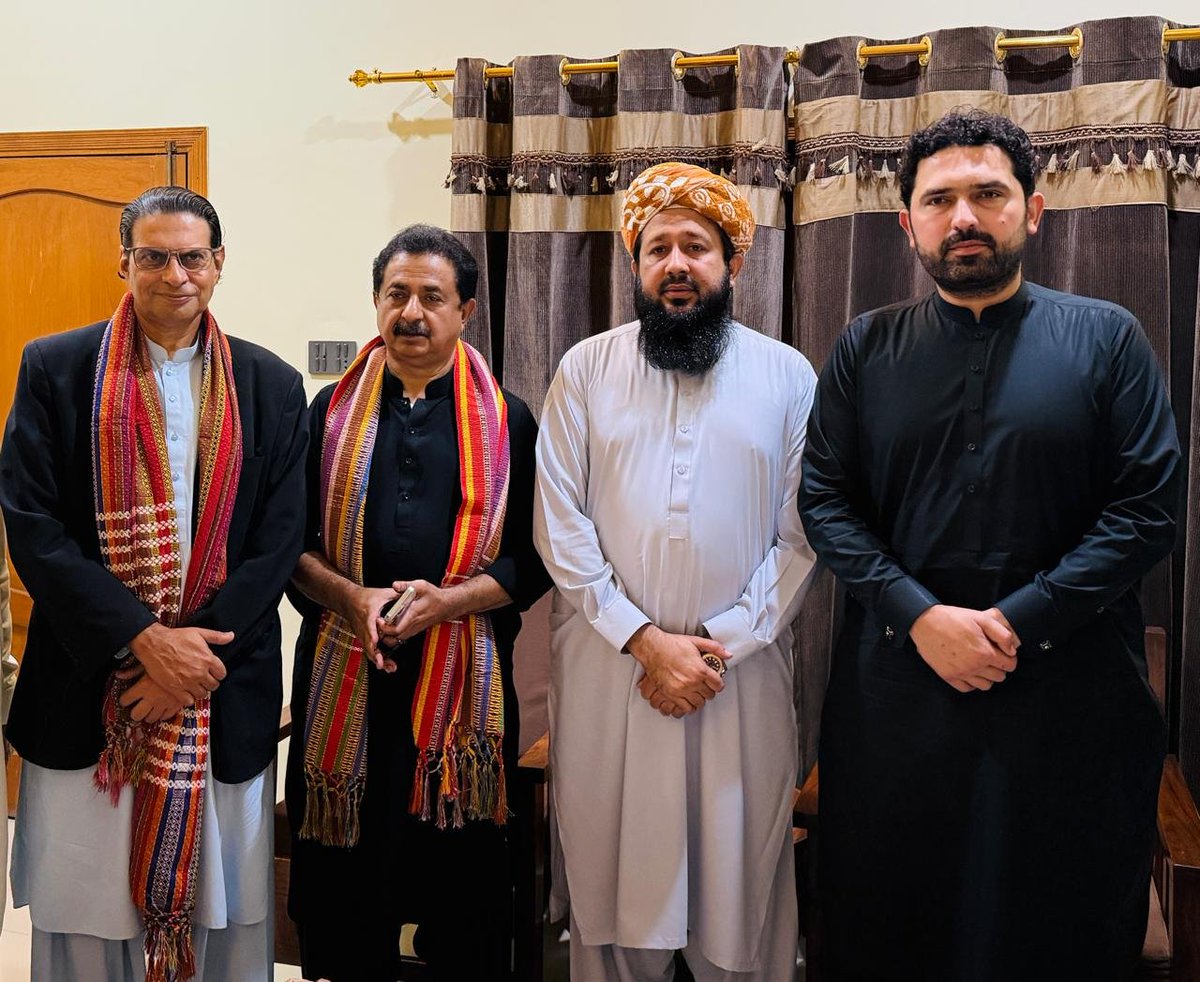 SoomroOfficial's tweet photo. جمعیت علماء اسلام صوبہ سندھ کے سیکریٹری جنرل، علامہ راشد محمود سومرو اور صوبہ خیبر پختونخوا کے وزیراعلیٰ سہیل آفریدی  کی عمرکوٹ میں لال چند مالہی کی رہائش گاہ پر ملاقات۔

علامہ راشد محمود سومرو صاحب نے وزیراعلیٰ خیبر پختونخوا کو سندھ آمد پر خوش آمدید کہا اور ان کے لیے نیک تمناؤں کا اظہار کیا۔

اس موقع پر پی ٹی آئی کے مرکزی سیکریٹری جنرل سلمان اکرم راجہ ایڈووکیٹ،  صوبائی صدر حلیم عادل شیخ ، عالمگیر خان ودیگر بھی مود تھے ۔