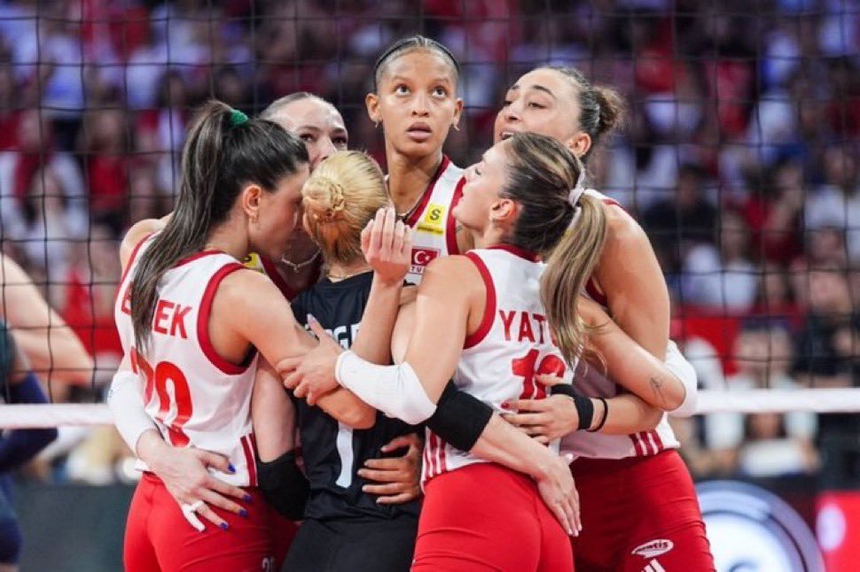 Nadircskn's tweet photo. FİLENİN SULTANLARI AVRUPA ŞAMPİYONU 🇹🇷👏
#FileninSultanları https://t.co/yWubmLItux