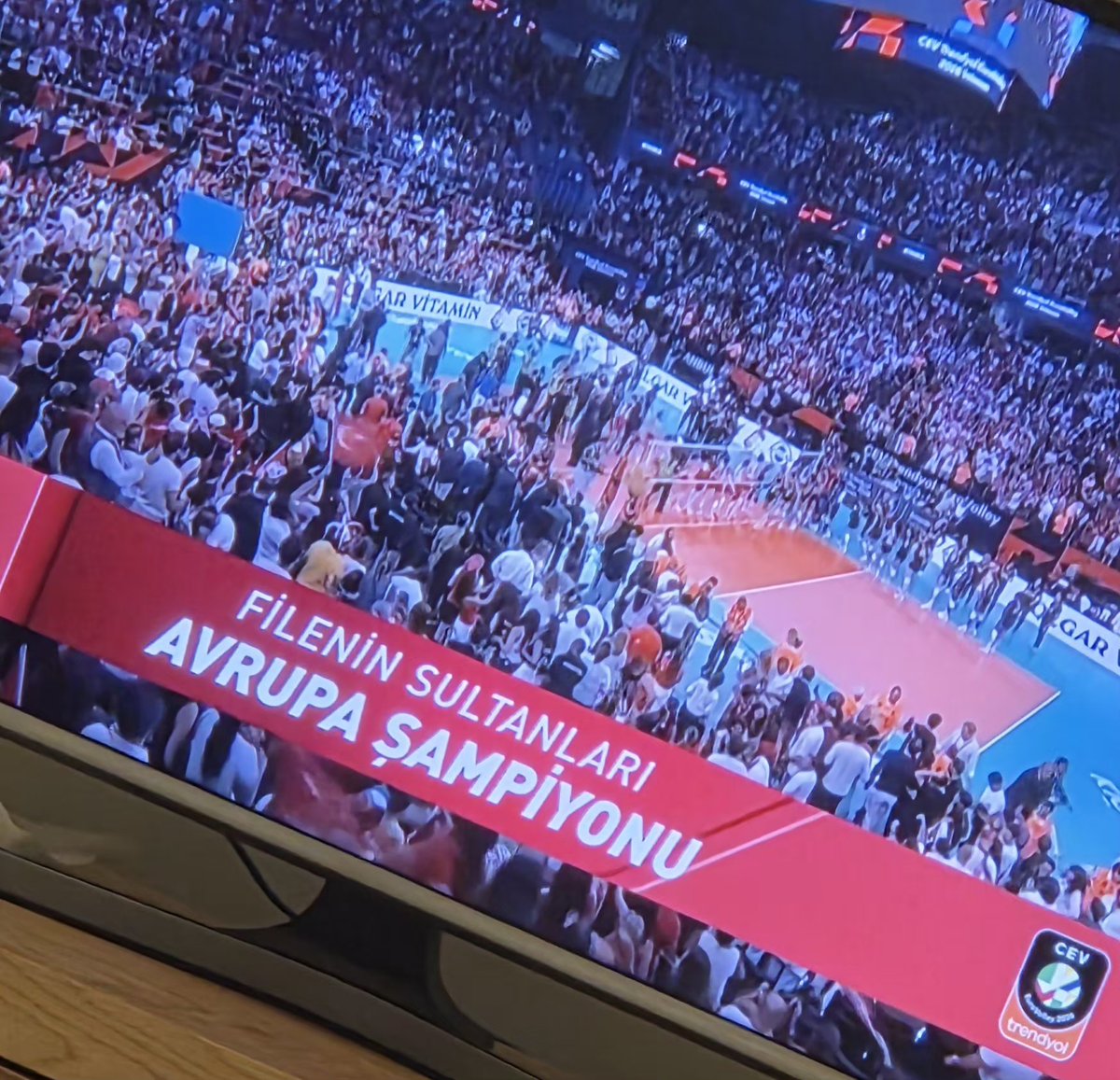 voberr's tweet photo. #Turkiye #milliheyecan #voleybol #avrupasampiyonu #fileninsultanlari helal olsun kızlar👏🇹🇷 https://t.co/9zfcW2OpYK
