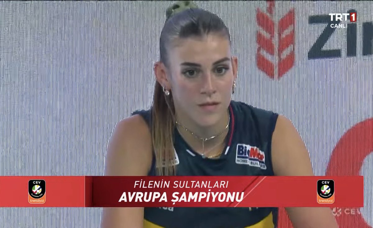 ajansfenercom's tweet photo. Alessia Orro’nun maç sonunda yaşadığı üzüntü. https://t.co/mq4rSODCEW