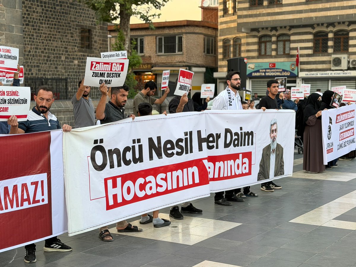 MehmetArpack1's tweet photo. Furkan Hareketi Diyarbakır olarak hocamız, eşi Semra Kuytul Hocahanım ve tutuklu bulunan 42 kardeşimizin yanında olduğumuzu bugün Diyarbakır Ulu Camii meydanında haykırdık.

Bizler Furkanız, Hocamızı asla yalnız bırakmayacağız!

Özgürlükiçin Meydandayız
FurkanGönüllerine Ozgürlük https://t.co/xM5G7vCL5x