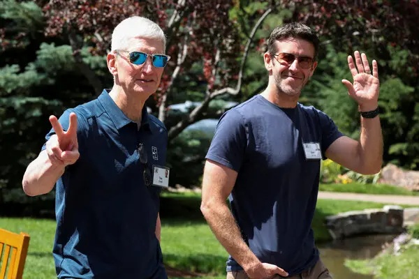gsmdome's tweet photo. Tim Cook Gets $45 Million Apple Stock Award After CEO Transition https://t.co/k3jmeT0bJo https://t.co/UxmcNRufMm